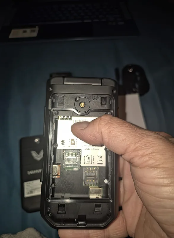 Back cover removed: the SIM tray, the microSD slot and the removable battery